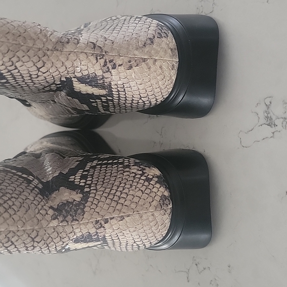 Stuart Weitzman snakeskin Python embossed leather combat boots size 6.5 - Picture 11 of 11